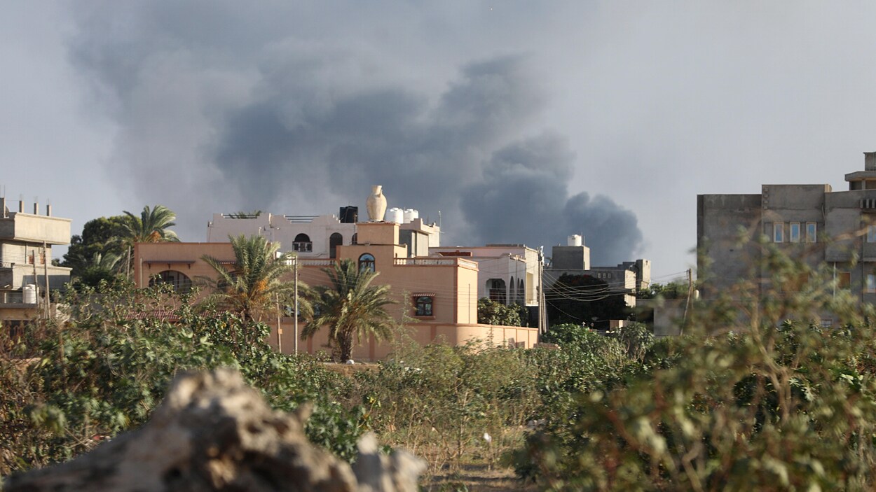 De la fumée s'élève à Tripoli, en Libye, en raison de violences entre factions rivales.