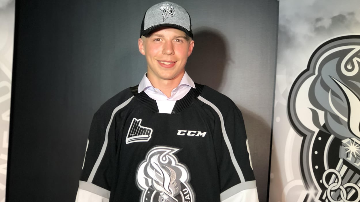 Un joueur de hockey pose pour la photo.