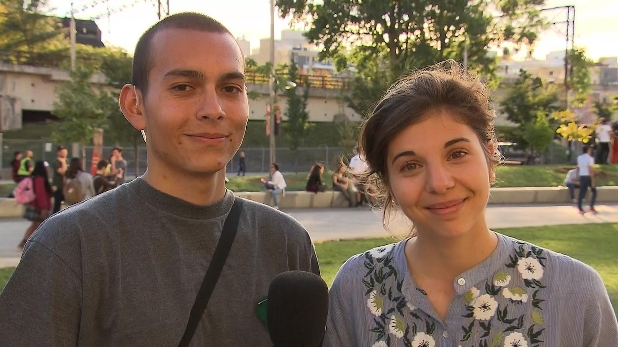 Deux jeunes organisateurs de la marche pour le climat à Montréal regardant dans la caméra lors d'une entrevue télévisée.