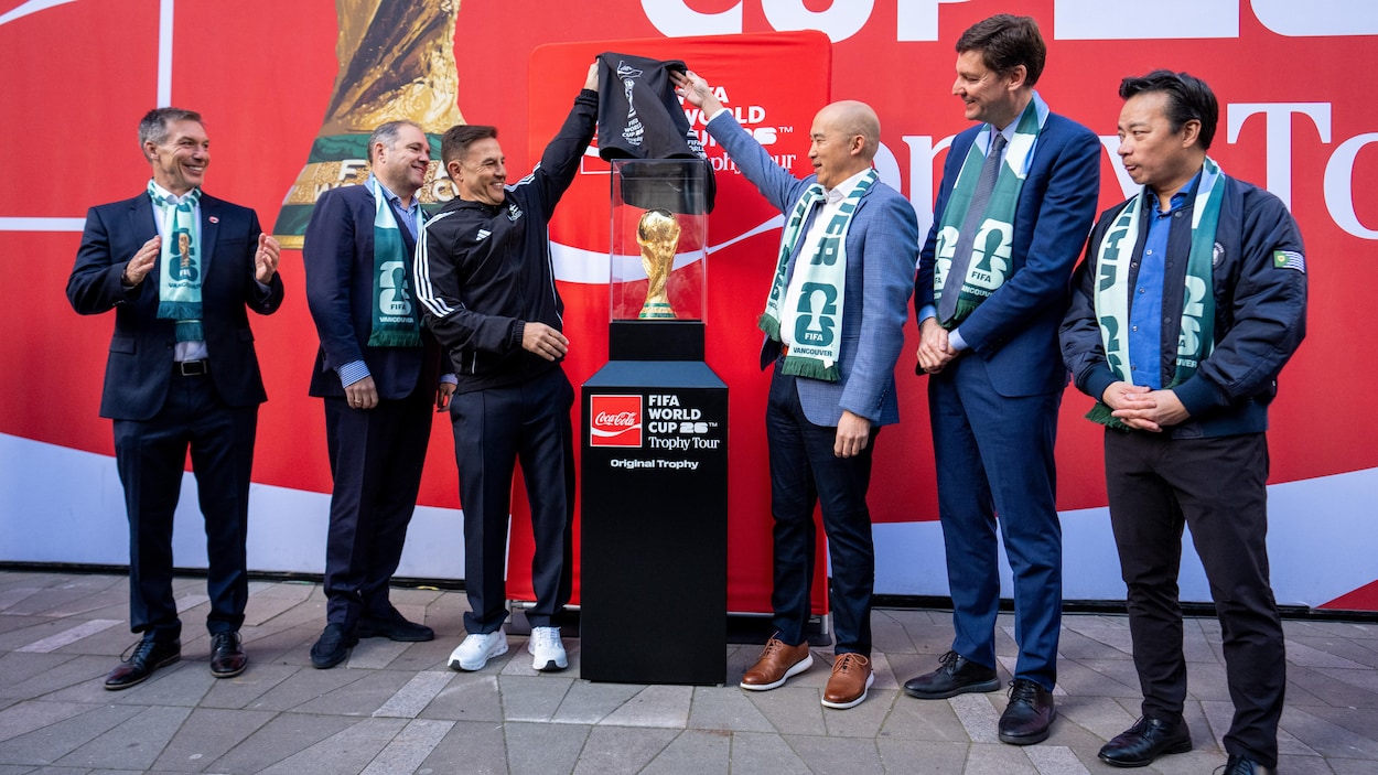 Le trophée de la Coupe du monde de soccer de passage à Vancouver