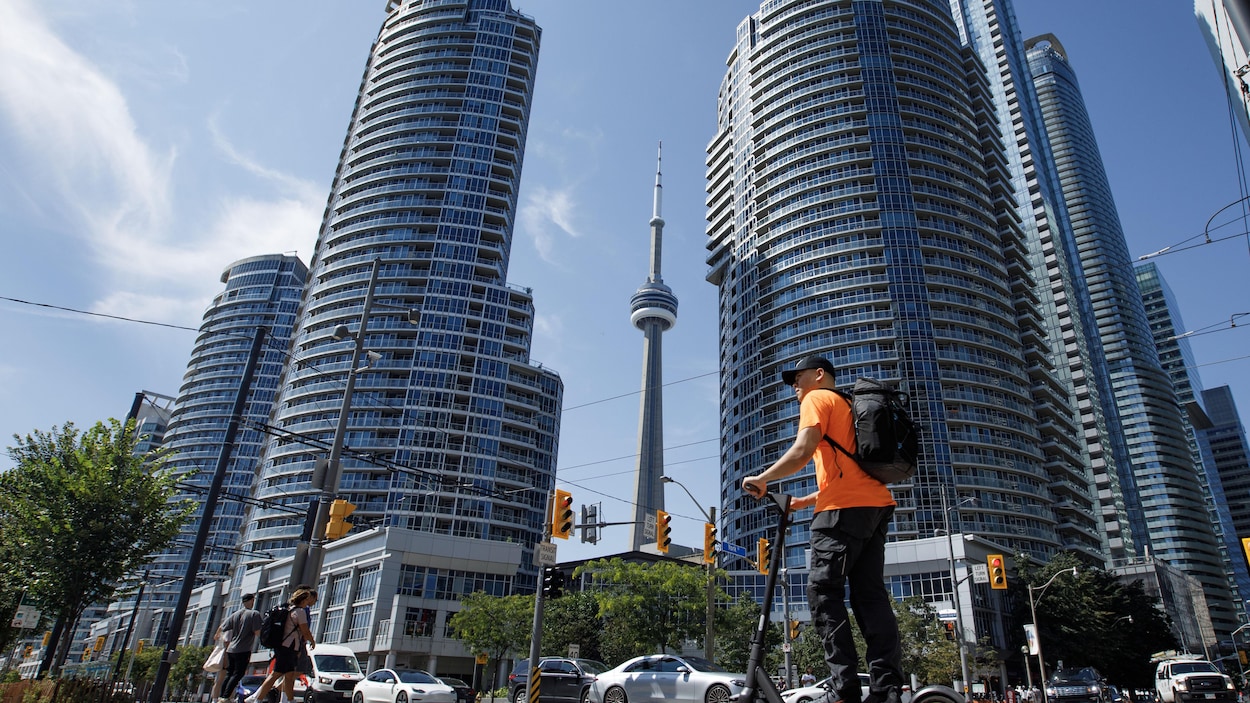 Micromobilité : la police veut rappeler la loi aux Torontois