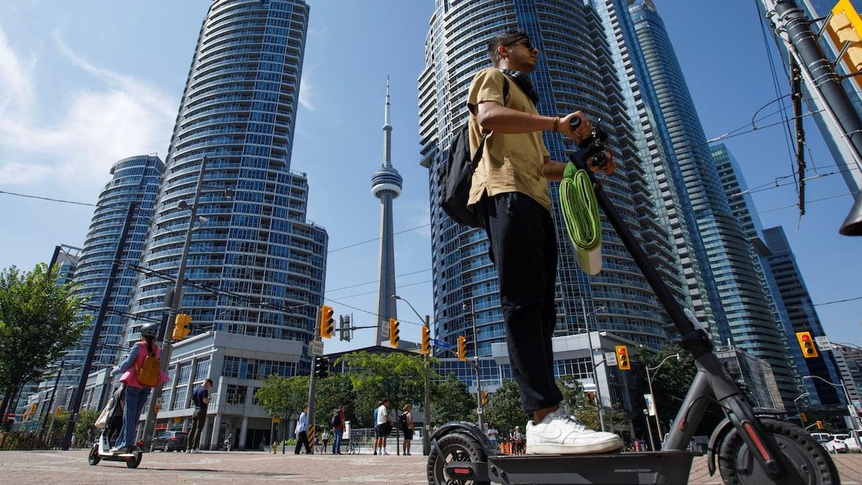 Trottinettes et vélos électriques : 300 amendes et avertissements à Toronto