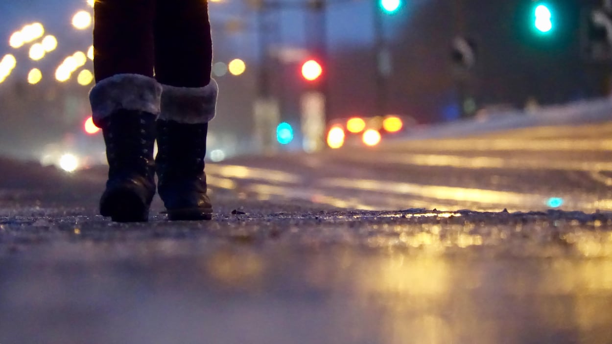 Un trottoir verglacé. Un trottoir verglacé.