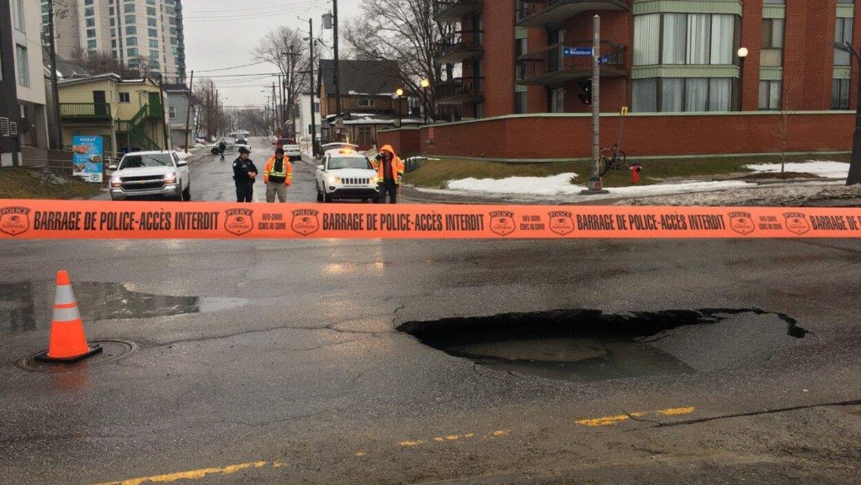 La police est présente près d'un trou qui s'est formé dans la chaussée du boulevard Maisonneuve à Gatineau.