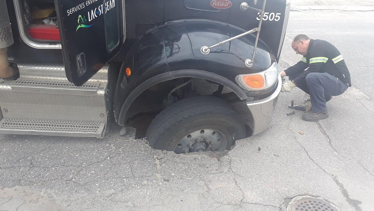 Un camion enfoncé dans un trou.