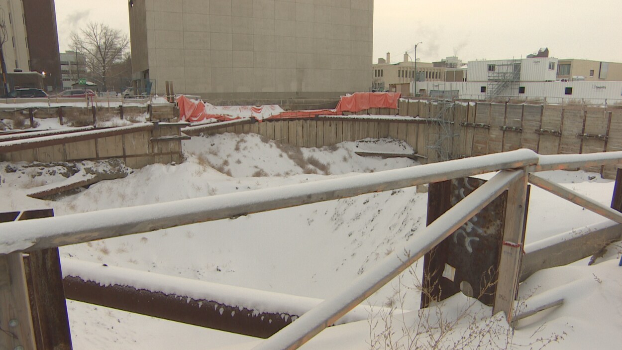 Le chantier de construction du projet Capital Pointe recouvert de neige.