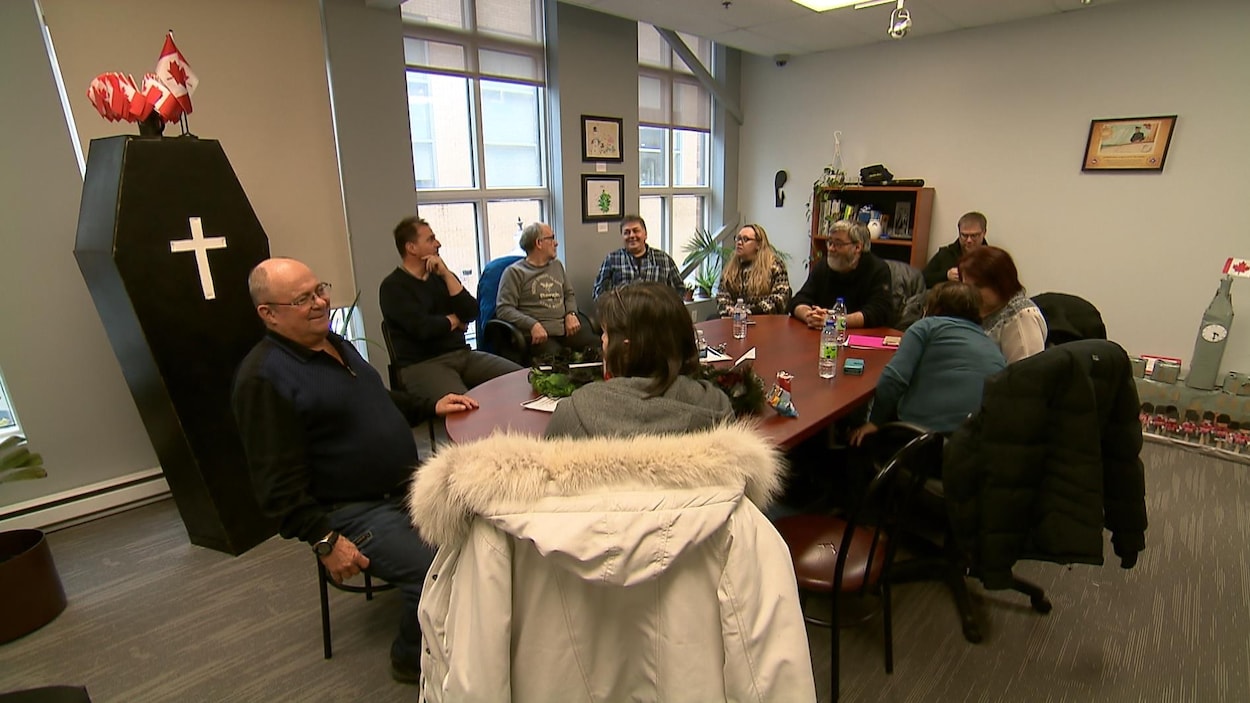 Une douzaine de personnes dans le bureau du ministre du Développement social, Jean-Yves Duclos, à Québec. Une douzaine de personnes dans le bureau du ministre du Développement social, Jean-Yves Duclos, à Québec.