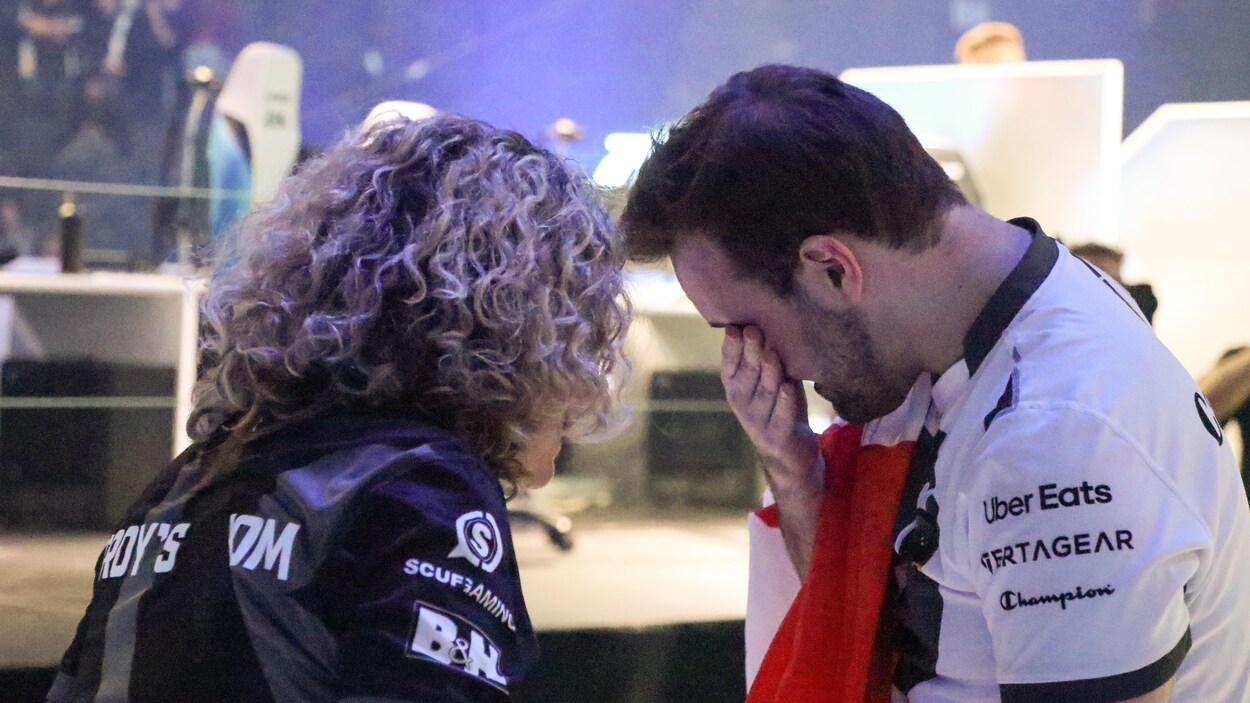 La mère du joueur de Rainbow Six Siege, Troy Jaroslawski, lui parle après sa victoire. Il couvre ses yeux avec sa main parce qu'il pleure.