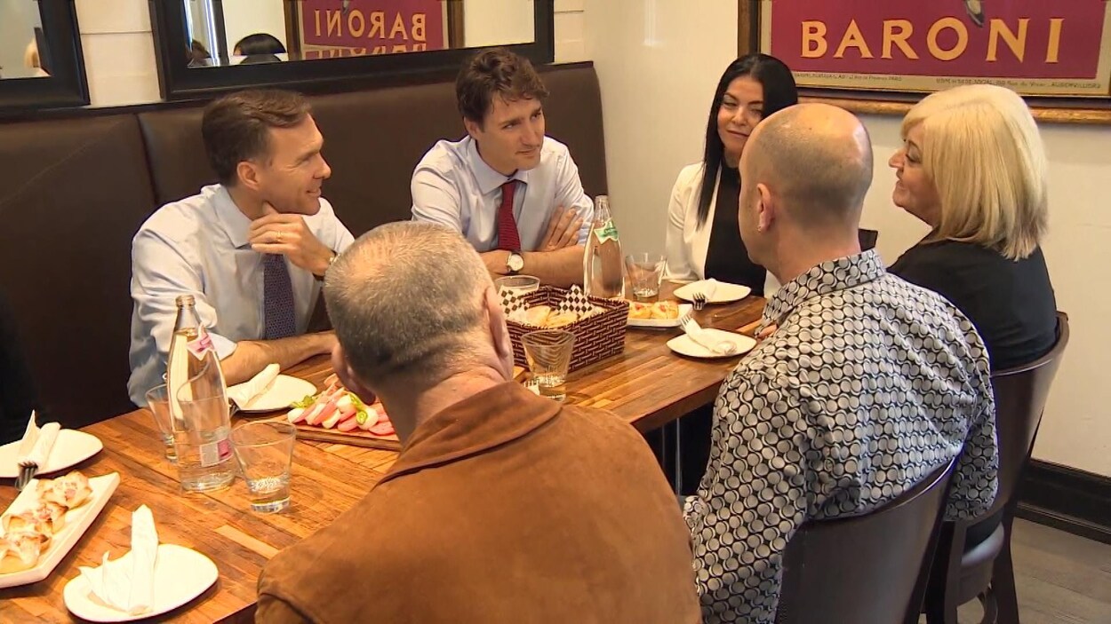 MM. Trudea et Morneau dans une restaurant avec d'autres personnes MM. Trudea et Morneau dans une restaurant avec d'autres personnes