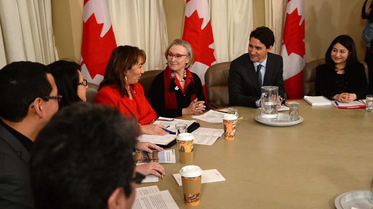 Le premier ministre Justin Trudeau ainsi que les ministres Carolyn Bennett et Maryam Monsef ont rencontré une délégation de l'Association des femmes autochtones du Canada, dont sa présidence intérimaire, Francyne Joe. Le premier ministre Justin Trudeau ainsi que les ministres Carolyn Bennett et Maryam Monsef ont rencontré une délégation de l'Association des femmes autochtones du Canada, dont sa présidence intérimaire, Francyne Joe.