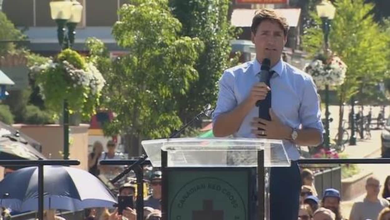Justin Trudeau sur un podium
