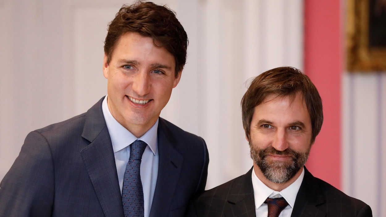 Les deux hommes côte à côte.