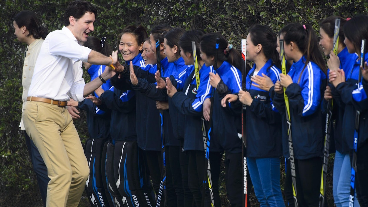 Justin Trudeau et l'équipe féminine de hockey sur glace de l'Inde, lors d'une démonstration au Haut-commissariat canadien de New Delhi, samedi. Justin Trudeau et l'équipe féminine de hockey sur glace de l'Inde, lors d'une démonstration au Haut-commissariat canadien de New Delhi, samedi.