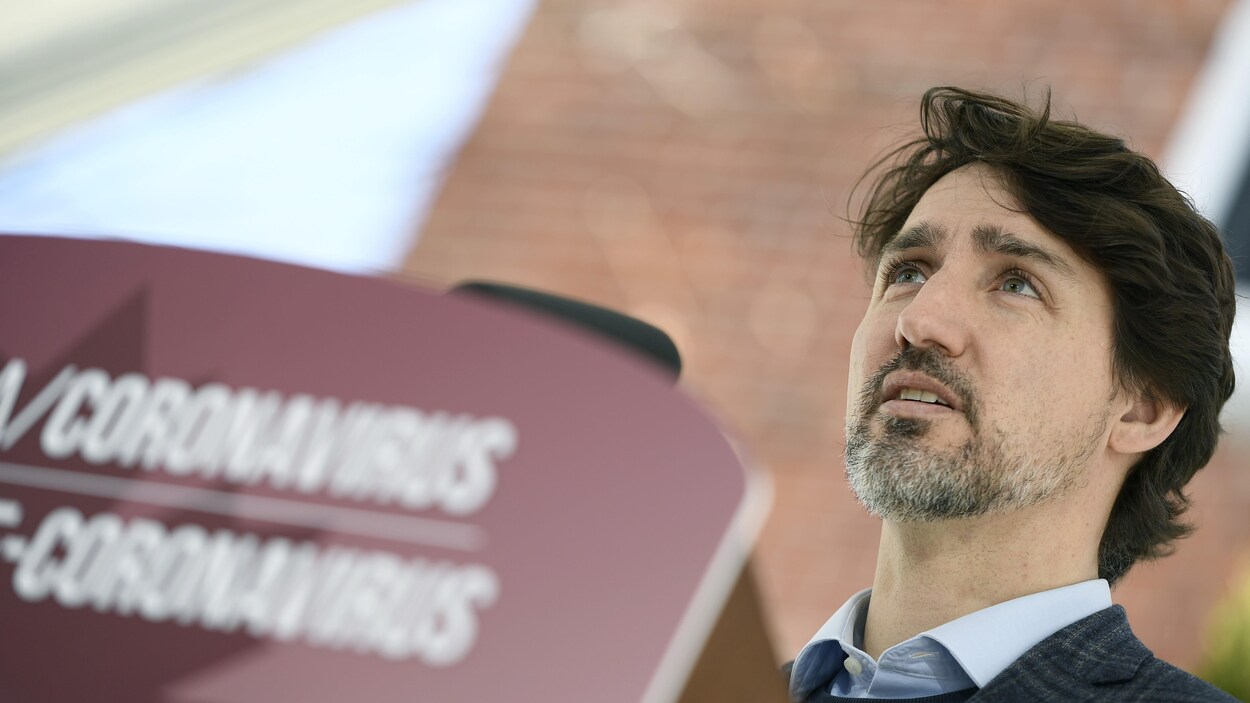 Gros plan de Justin Trudeau, devant sa résidence.