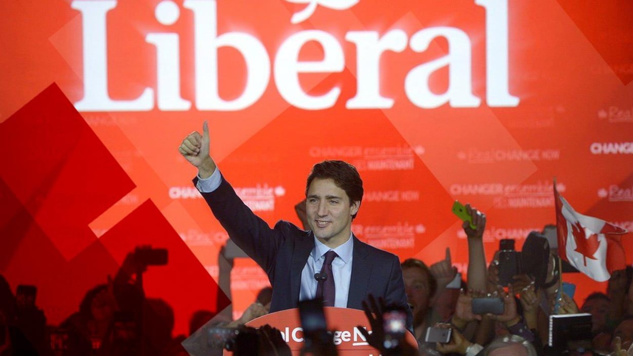 Justin Trudeau lève le pouce bien haut, tandis qu'il est applaudi par des partisans.