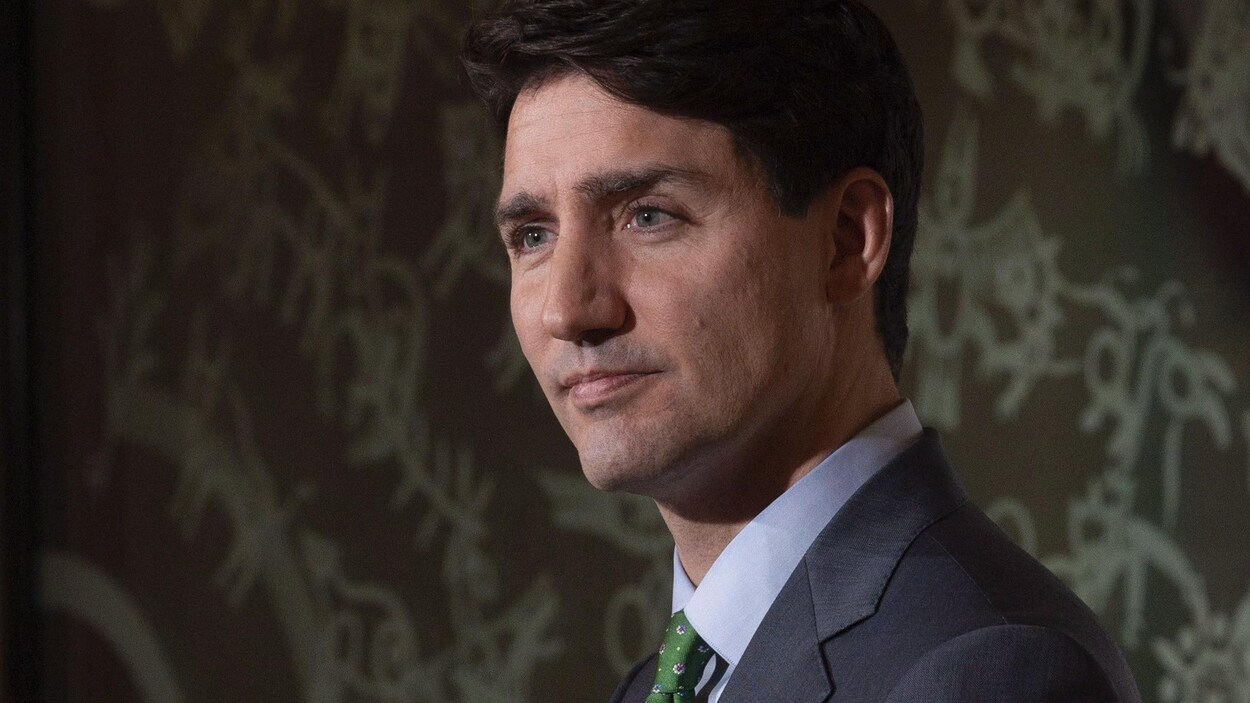 Le premier ministre Trudeau à l'écoute.