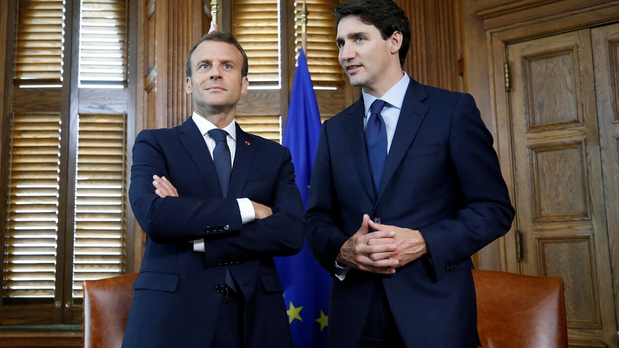 Emmanuel Macron et Mustin Trudeau prennent la pose dans un bureau du Parlement canadien.
