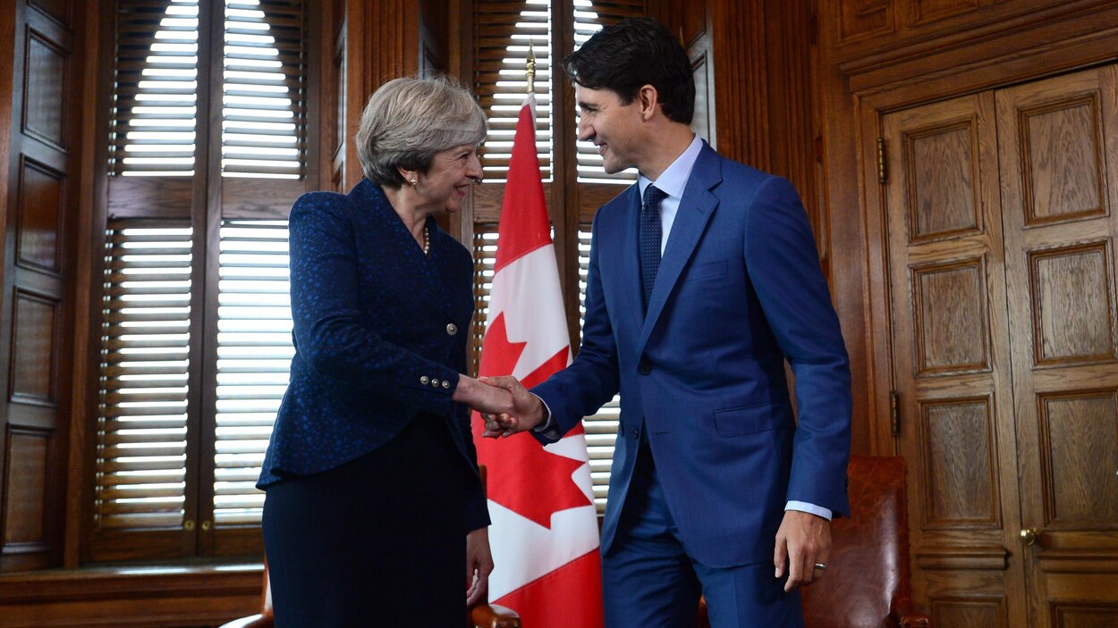 Le premier ministre Trudeau reçoit son homologue britannique, Theresa May, dans son bureau sur la colline du Parlement à Ottawa.