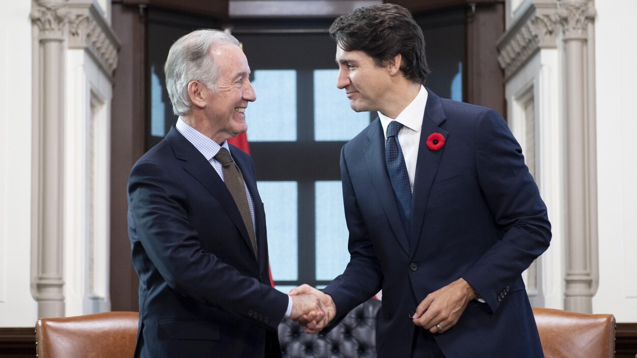 Justin Trudeau et Richard E. Neal se serrent la main.