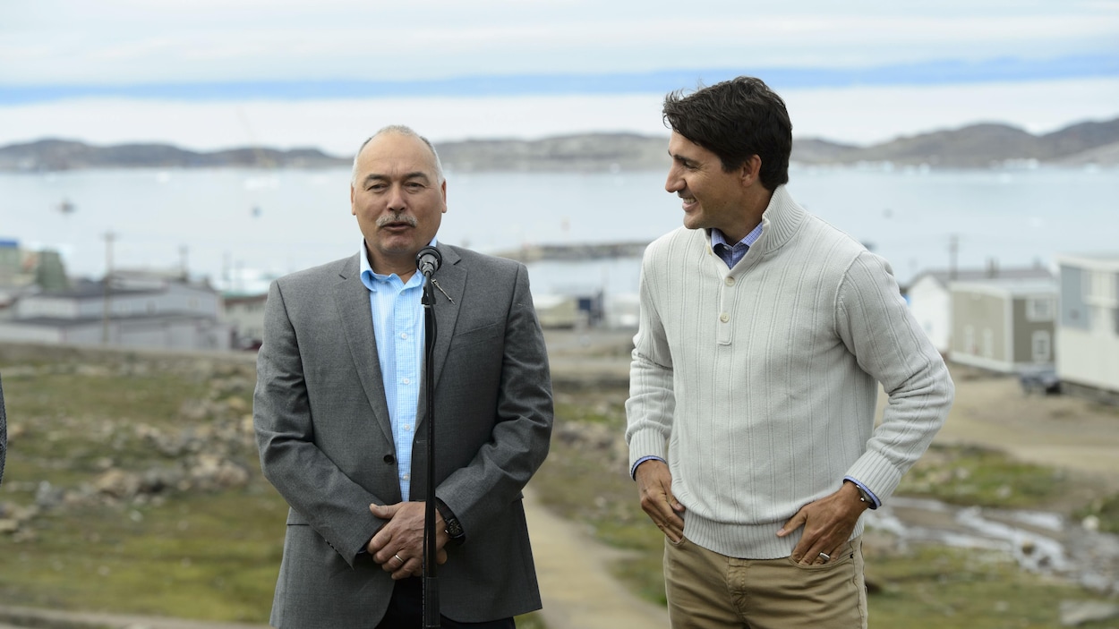 Le premier ministre Justin Trudeau et le premier ministre du Nunavut Joe Savikataaq annoncent un nouvel accord sur le logement, à Iqaluit.