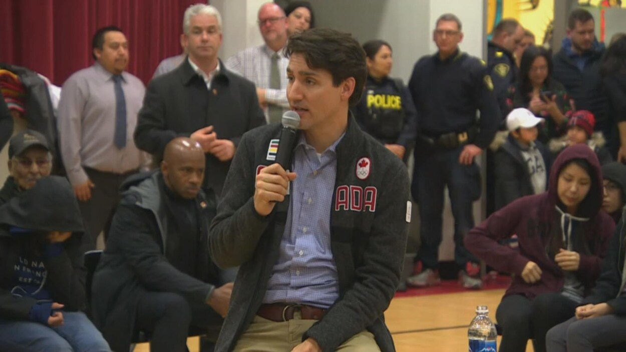 Le premier ministre Justin Trudeau répond aux questions des élèves. Le premier ministre Justin Trudeau répond aux questions des élèves.