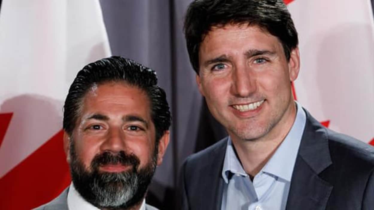 Un homme pose en compagnie du premier ministre du Canada Justin Trudeau.