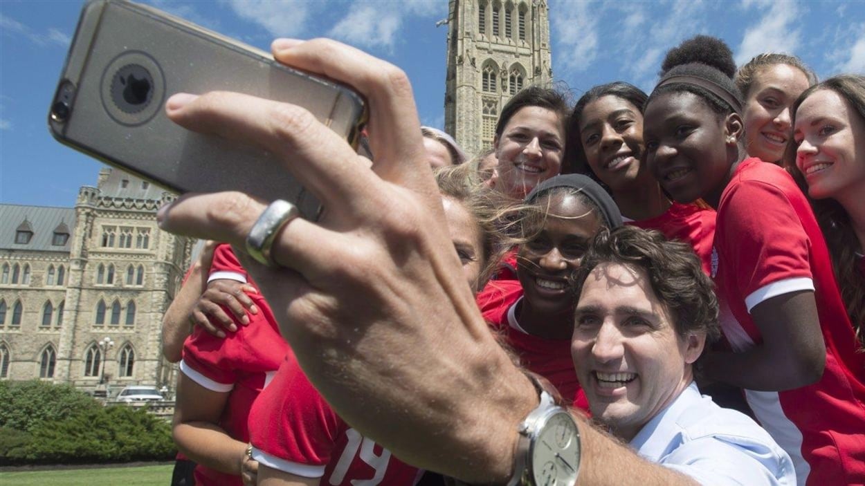 Justin Trudeau fait un égoportrait avec l'équipe nationale de soccer devant le parlement, à Ottawa. Justin Trudeau fait un égoportrait avec l'équipe nationale de soccer devant le parlement, à Ottawa.