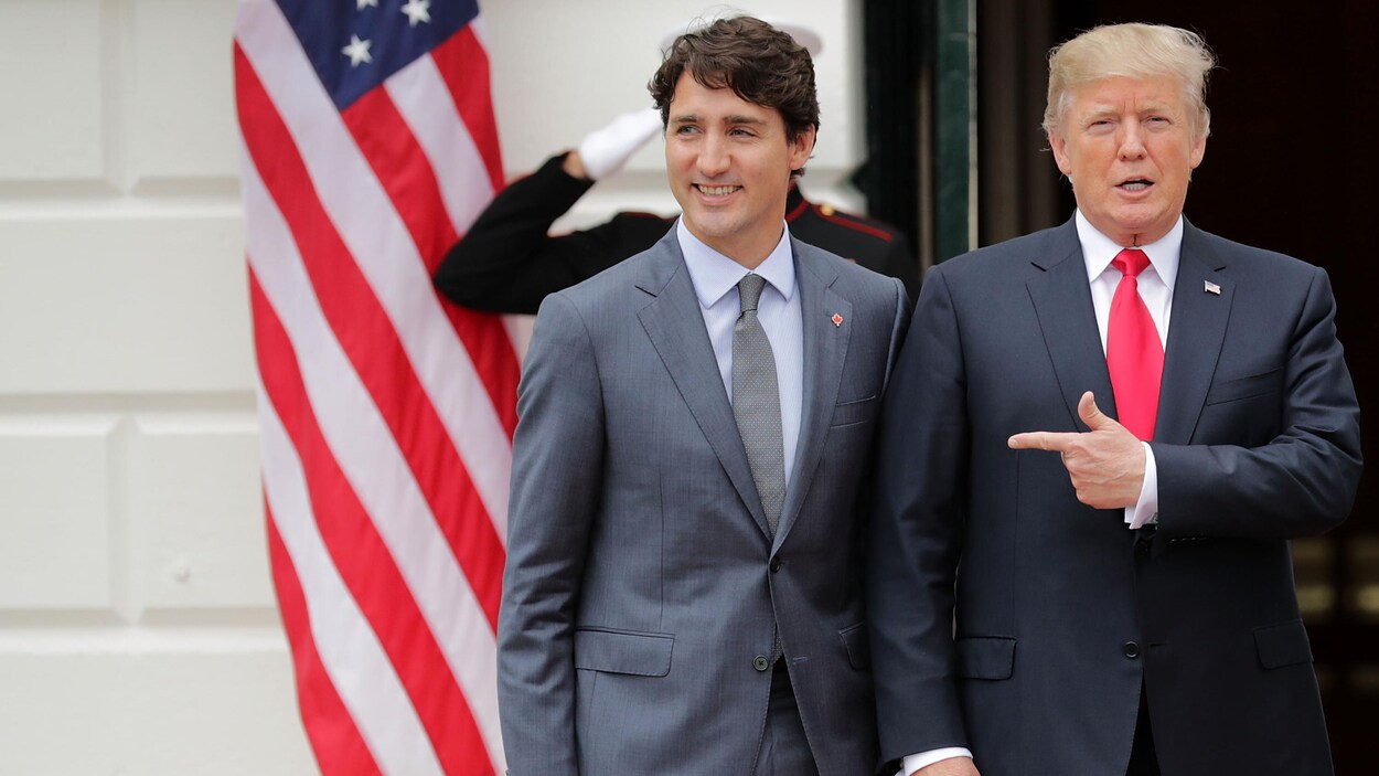 Le président Trump pointe Justin Trudeau du doigt alors que les deux hommes marchent côte à côte. Le président Trump pointe Justin Trudeau du doigt alors que les deux hommes marchent côte à côte.