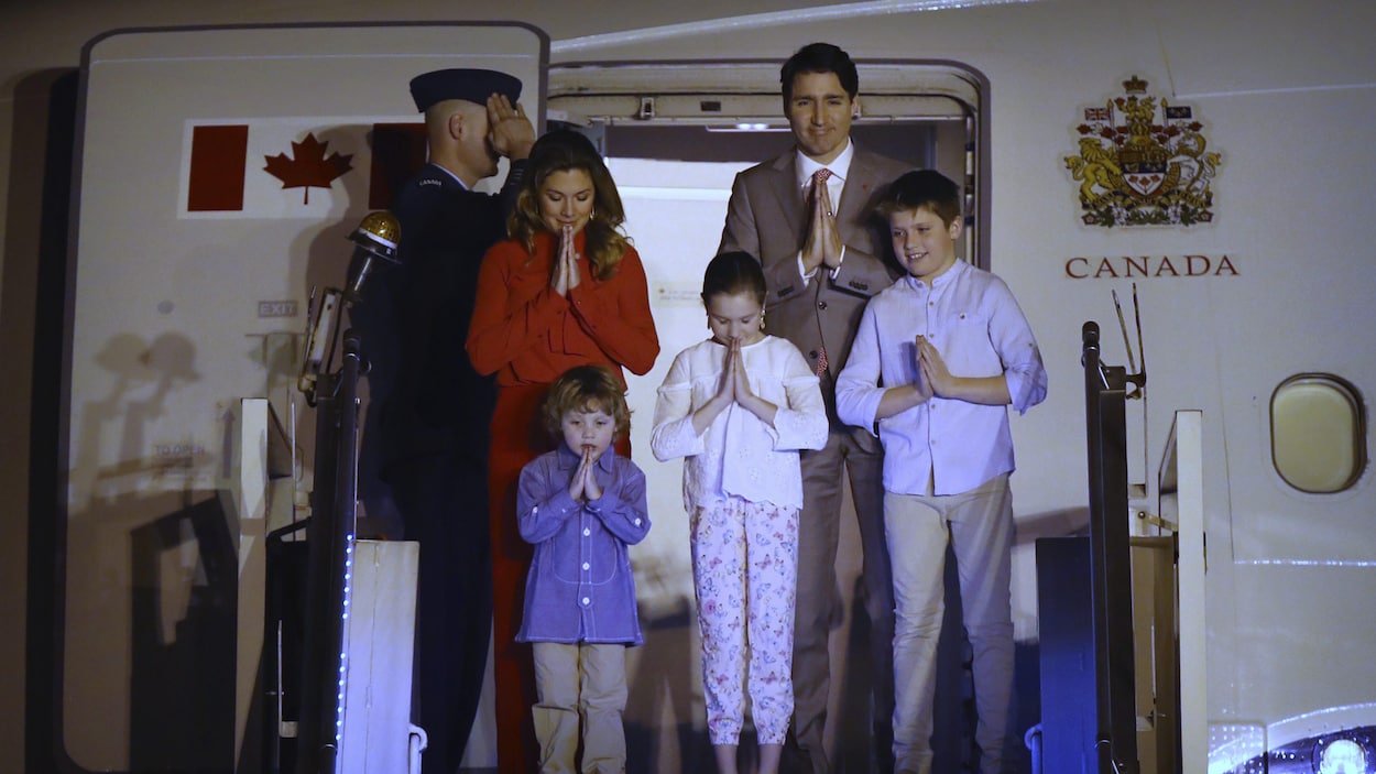 Le premier ministre Justin Trudeau est arrivé avec sa famille en fin de journée samedi, à New Delhi, pour une mission d'une semaine en Inde. Il est accompagné de son épouse Sophie Grégoire Trudeau et de leurs enfants Xavier, 10 ans, Ella-Grace, 9 ans et Hadrien, 3 ans, qui ont tous procédé aux salutations traditionnelles indiennes à leur sortie de l'avion.
Le premier ministre Justin Trudeau est arrivé avec sa famille en fin de journée samedi, à New Delhi, pour une mission d'une semaine en Inde. Il est accompagné de son épouse Sophie Grégoire Trudeau et de leurs enfants Xavier, 10 ans, Ella-Grace, 9 ans et Hadrien, 3 ans, qui ont tous procédé aux salutations traditionnelles indiennes à leur sortie de l'avion.