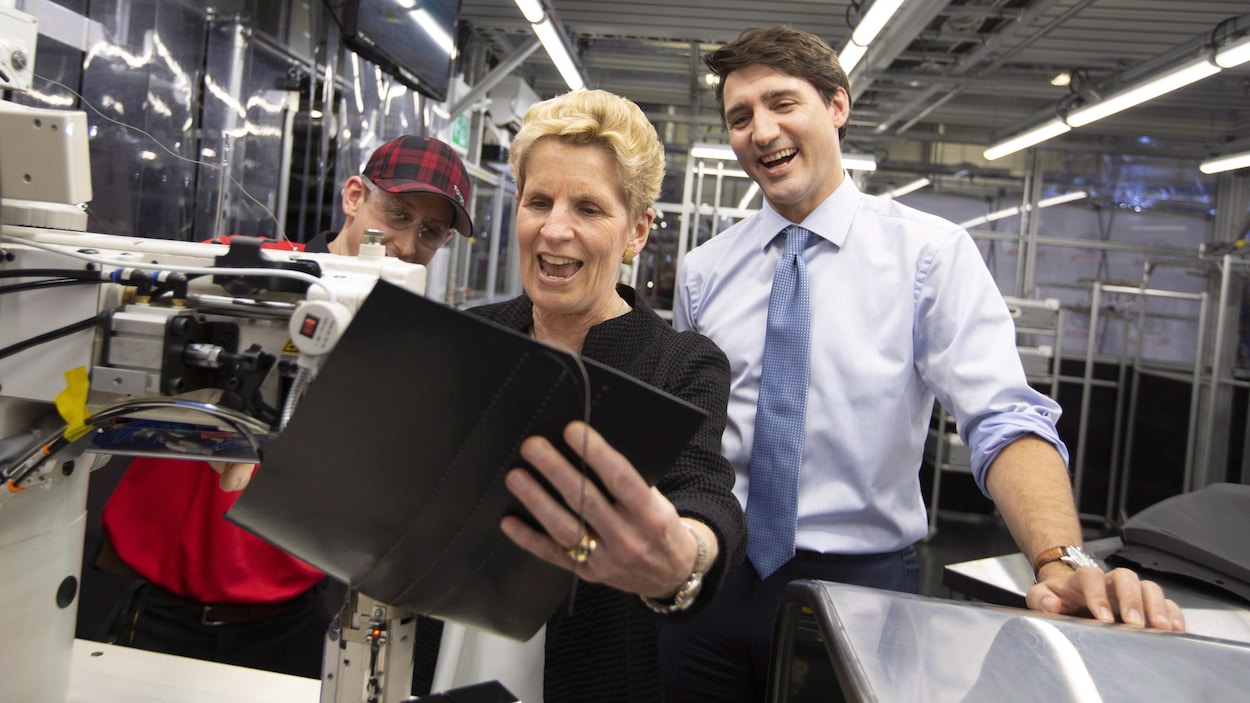 Deux personnes dans une usine.