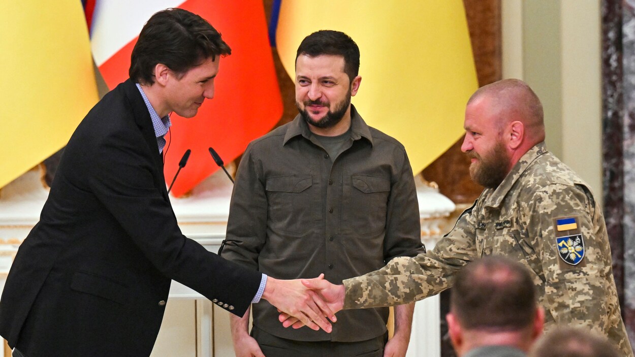 Le premier ministre Justin Trudeau à Kiev avec le président Volodymyr Zelensky et un de ses collaborateurs.