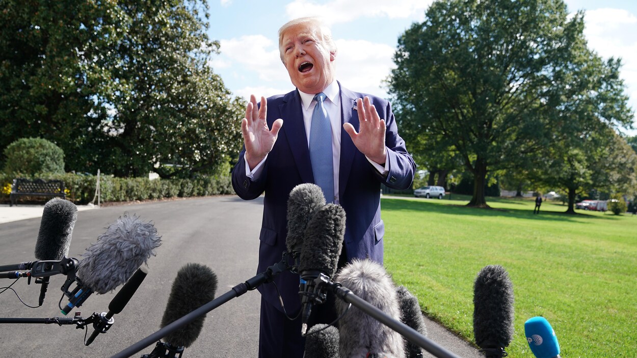 Trump s'adresse aux journalistes.