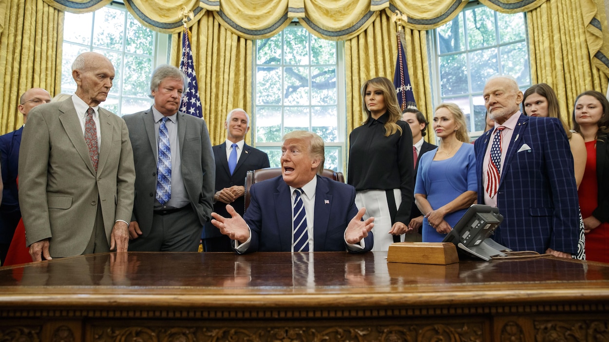 Le président Donald Trump dans le bureau ovale entouré (de gauche à droite) de Mike Collins, d'Eric Armstrong, du vice-président Mike Pence, de Melania Trump et de Buzz Aldrin.
