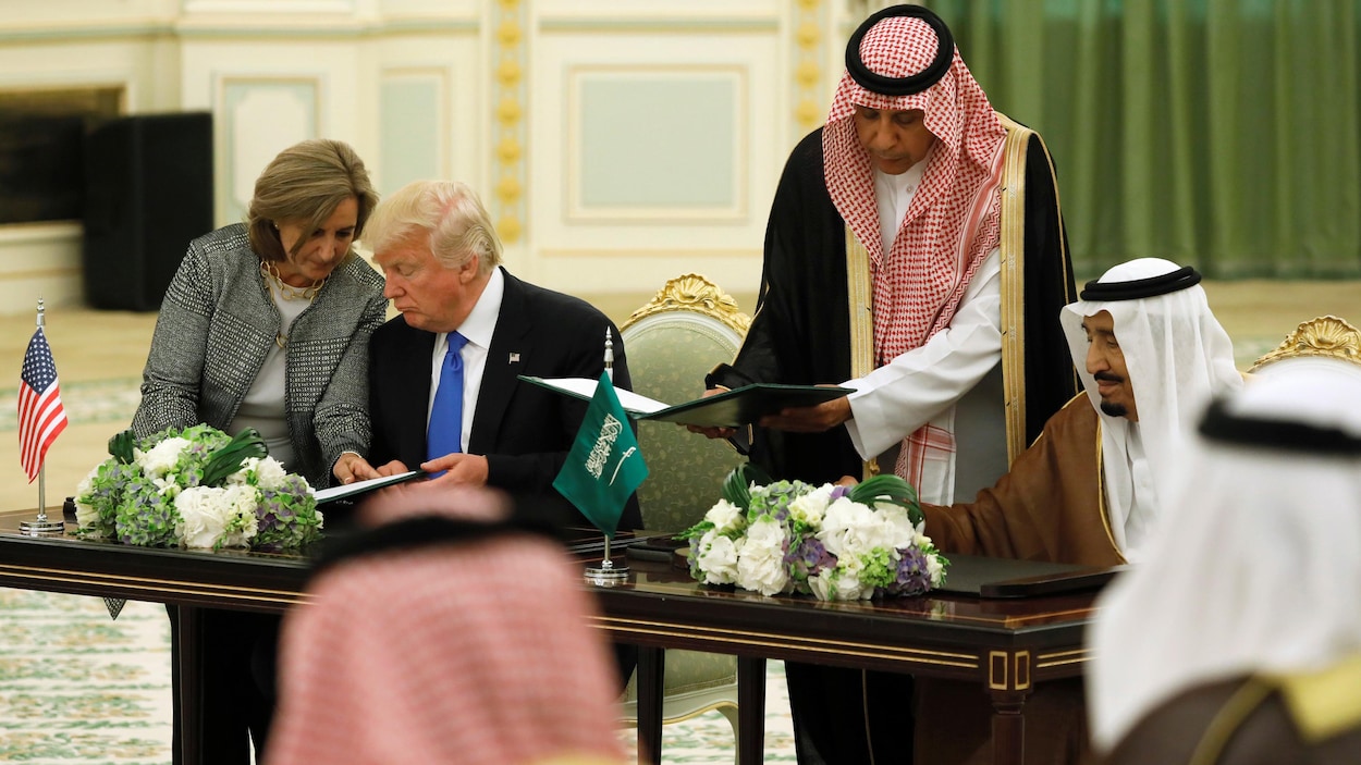 Le président Donald Trump et le roi Salmane ben Abdel Aziz signent une entente.