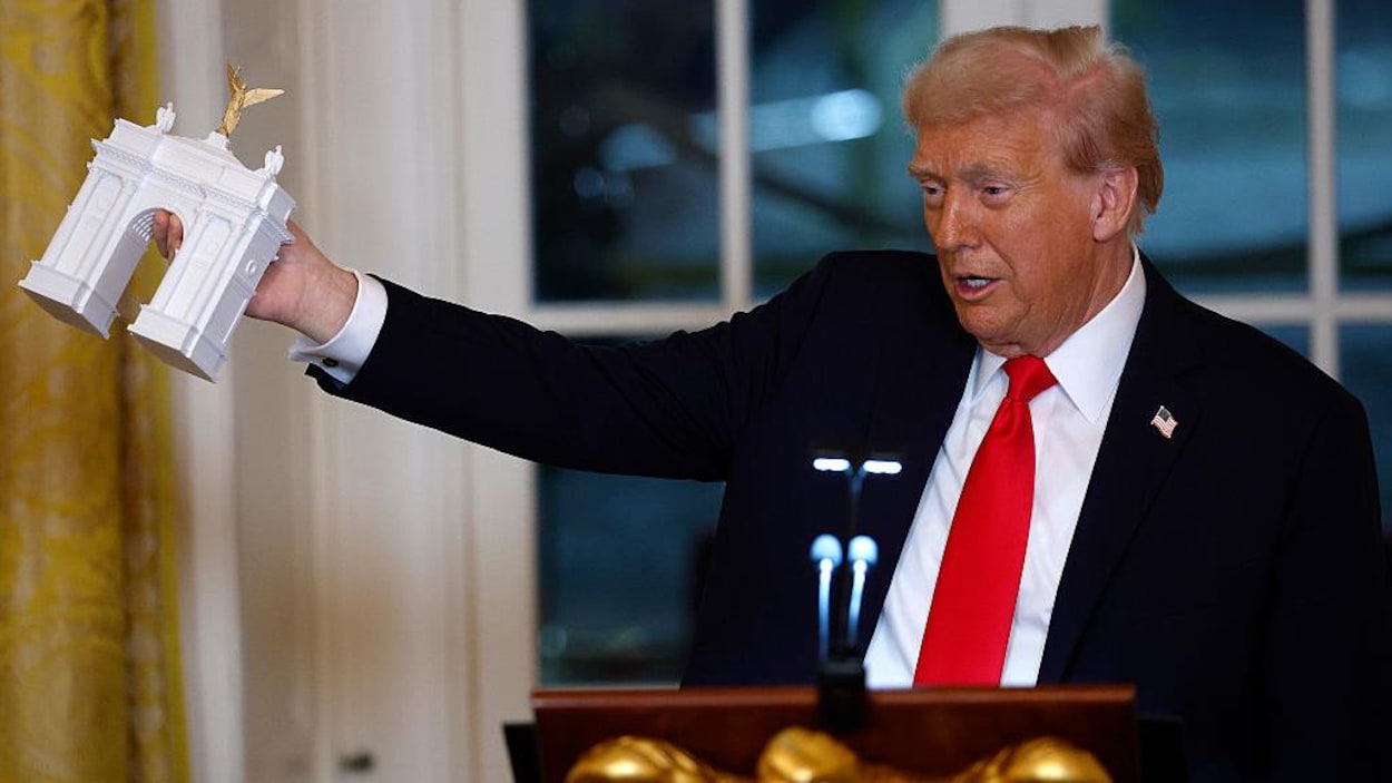 Trump veut des drones, des munitions et des tireurs d’élite dans son arc de triomphe