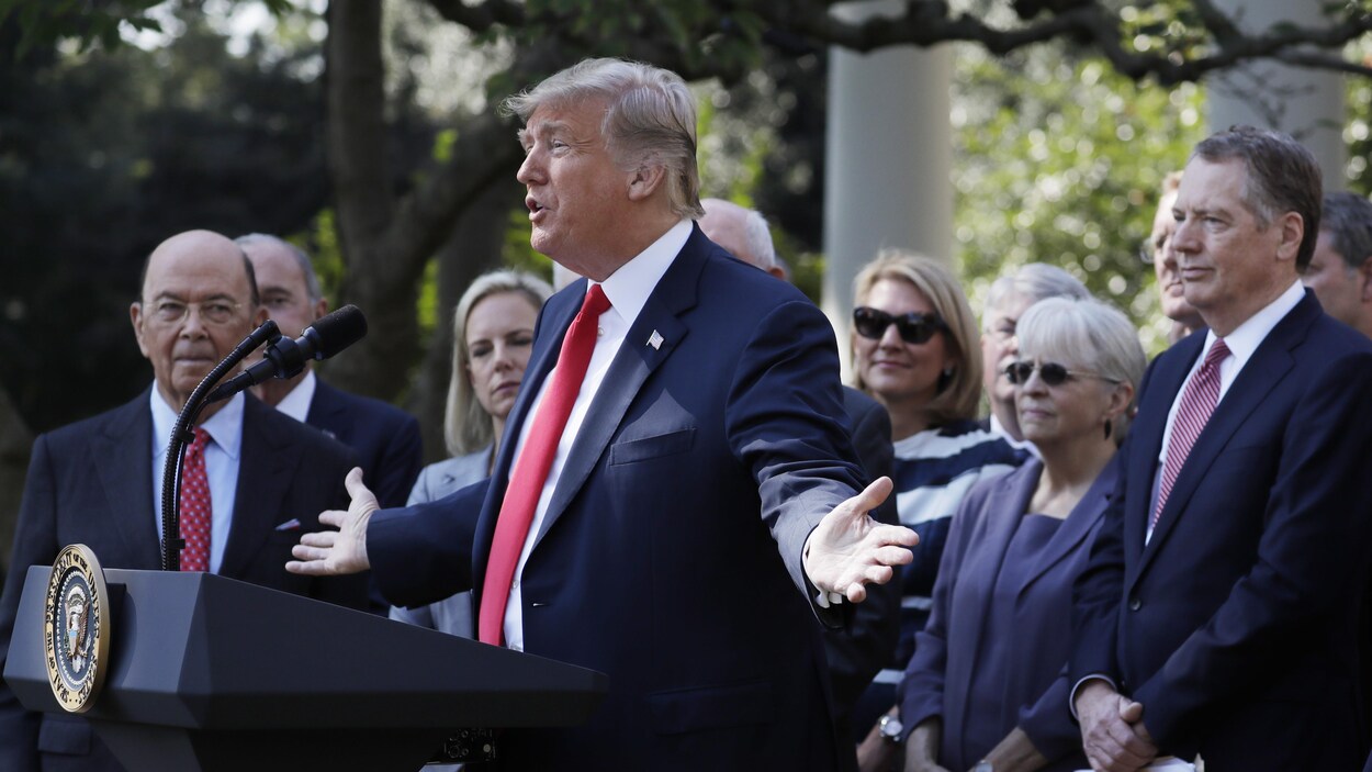 Donald Trump entouré de proches collaborateurs.