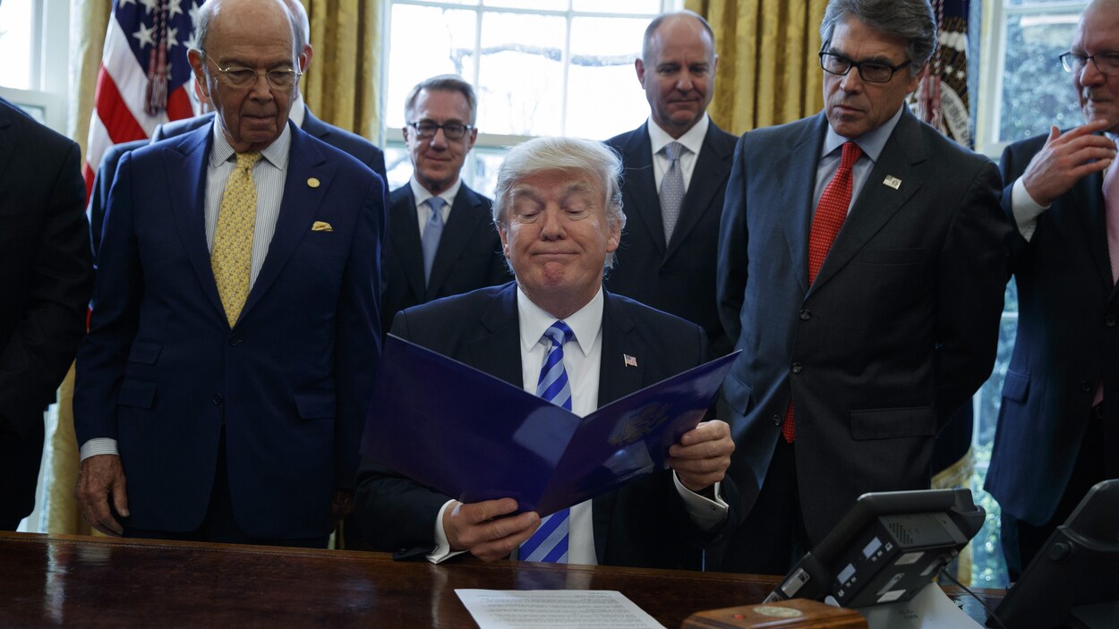 Le secrétaire au Commerce, Wilbur Ross, le président Donald Trump, et le secrétaire à l'Énergie, Rick Perry, réunis au bureau ovale de la Maison-Blanche.