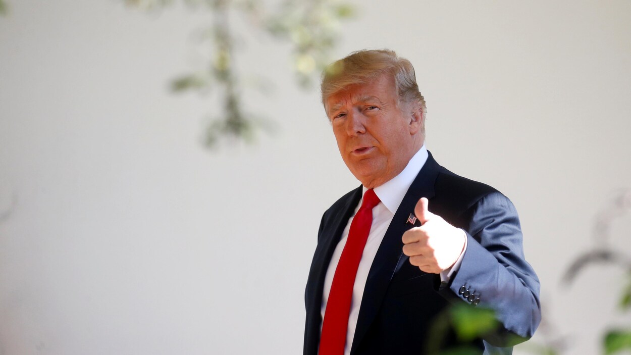 Le président Trump fait le signe du pouce en l'air.