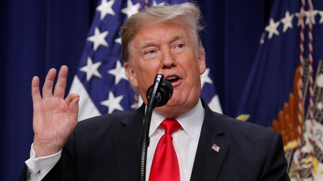 Donald Trump, devant un micro, prend la parole.