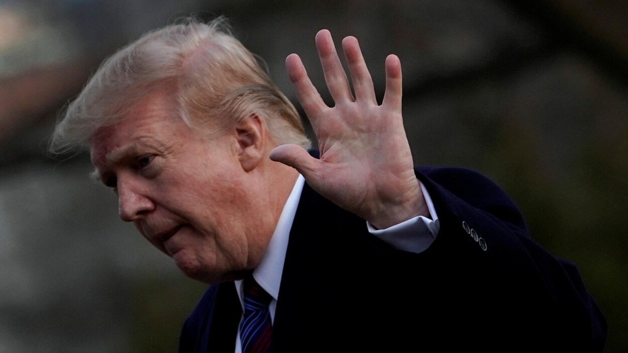 Le président Donald Trump à son retour à la Maison-Blanche après son examen médical au Walter Reed National Military Medical Center à Bethesda au Maryland.