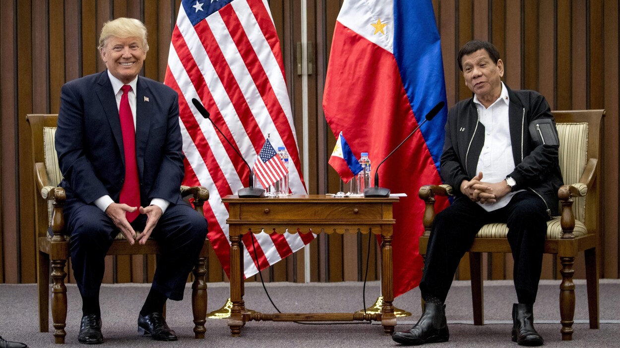 Le président des États-Unis Donald Trump s'est entretenu en privé avec son homologue philippin Rodrigo Duterte, figure controversée de la guerre sanglante contre la drogue au pays. Le président des États-Unis Donald Trump s'est entretenu en privé avec son homologue philippin Rodrigo Duterte, figure controversée de la guerre sanglante contre la drogue au pays.