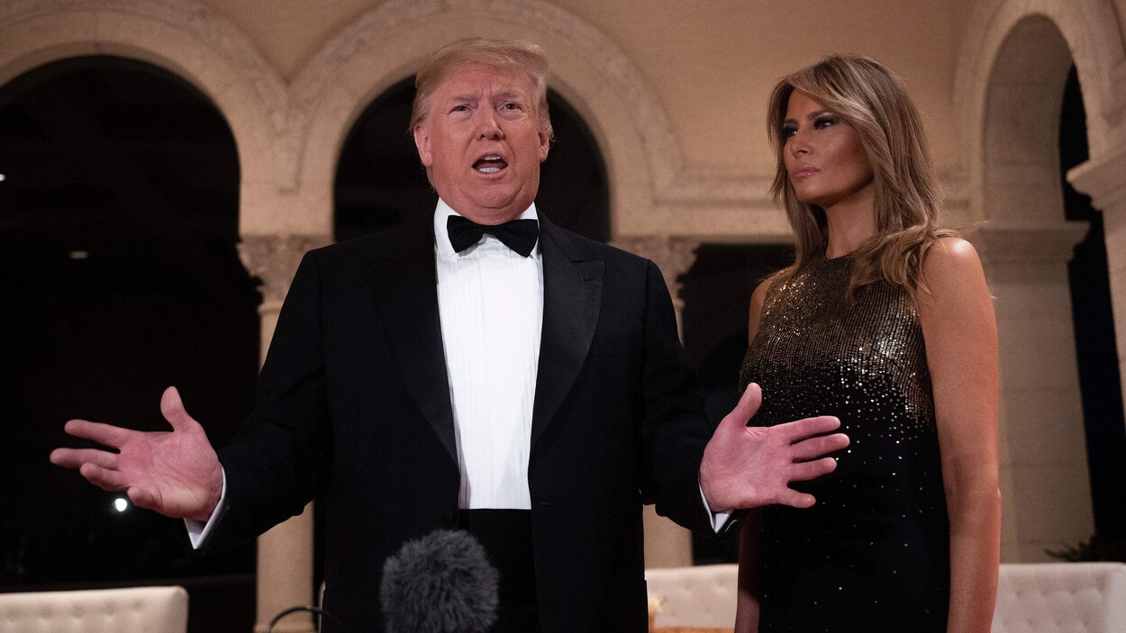 Le président des États-Unis et la première dame s'adressent à la presse.