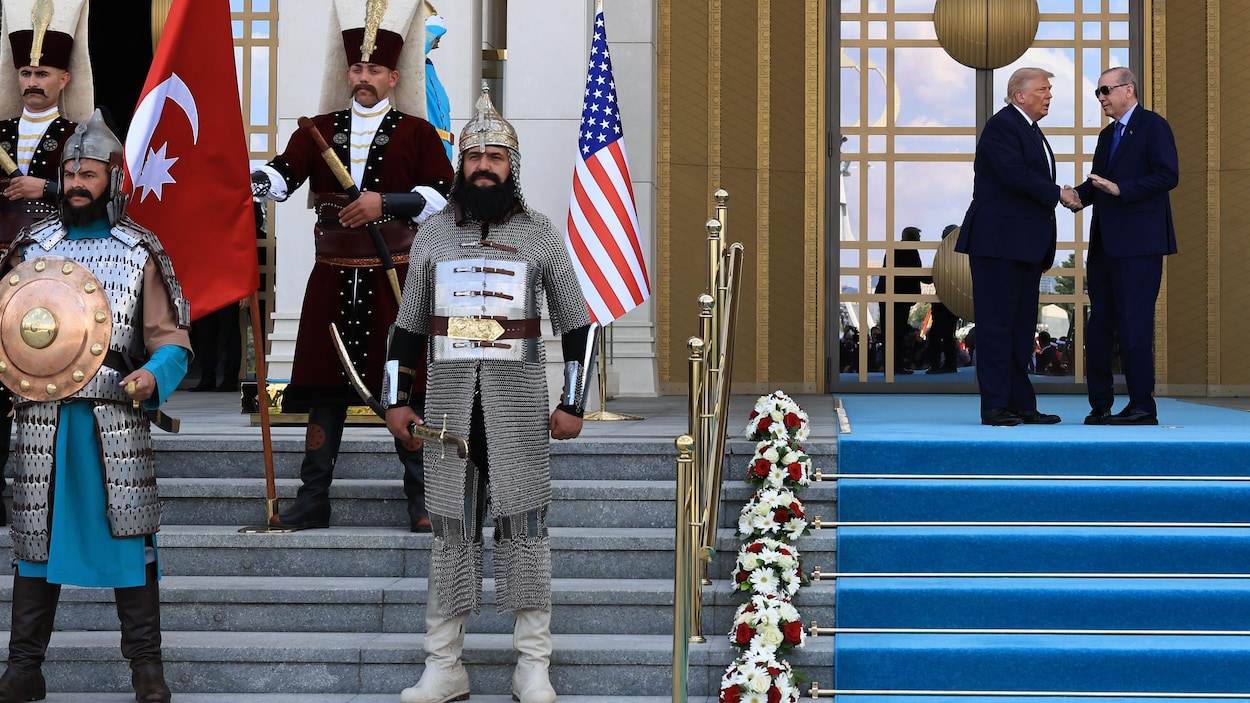 Trump offre des fleurs à Erdogan et réserve le pot pour les autres pays de l’OTAN