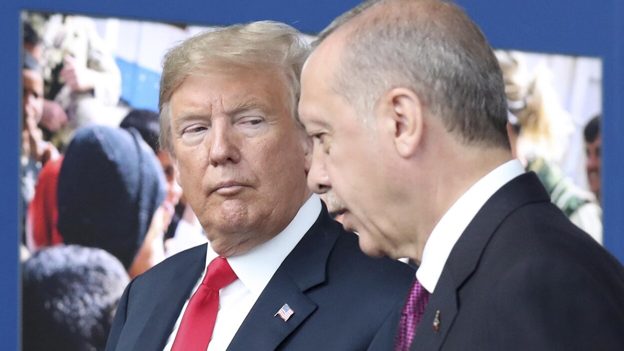 Donald Trump et Recep Tayyip Erdogan discutent.