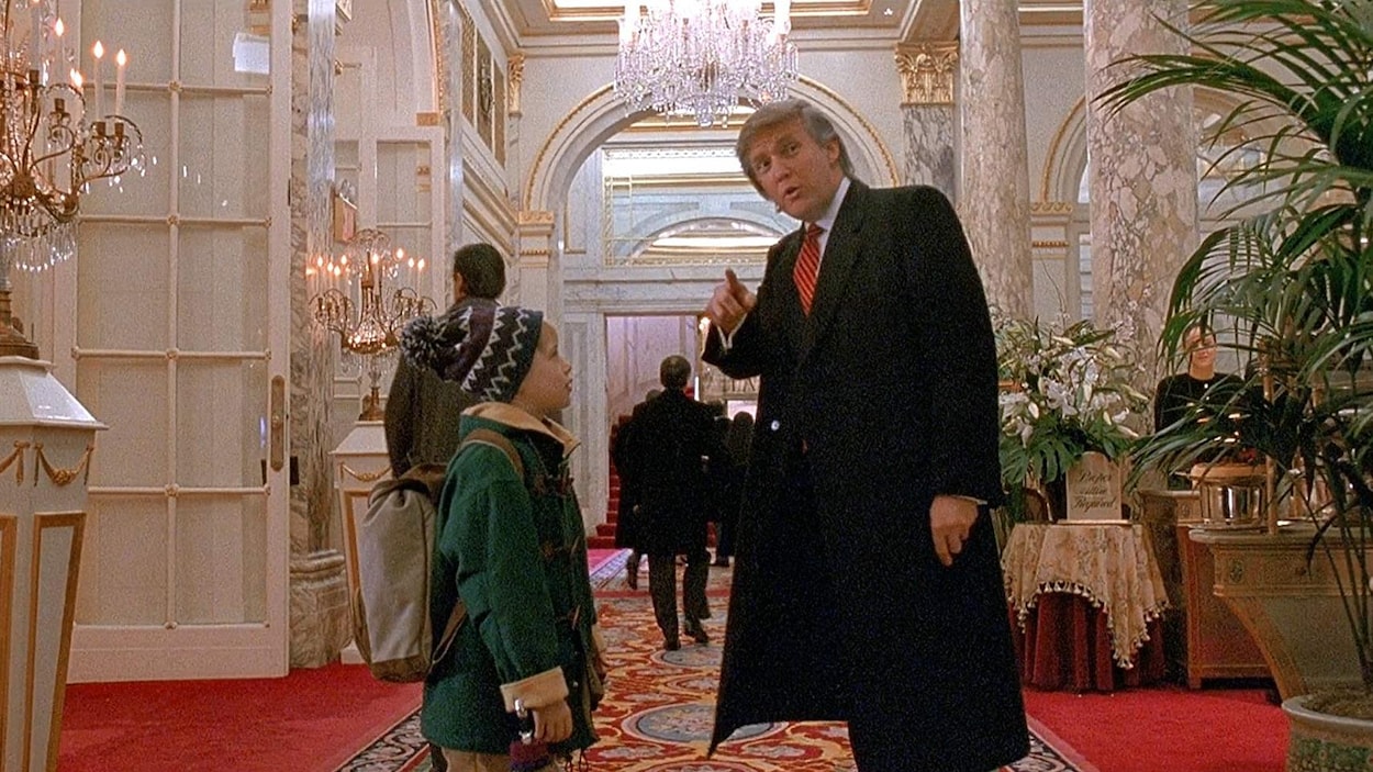 Donald Trump parle à un enfant dans le hall d'entrée du Plaza Hotel à New York.