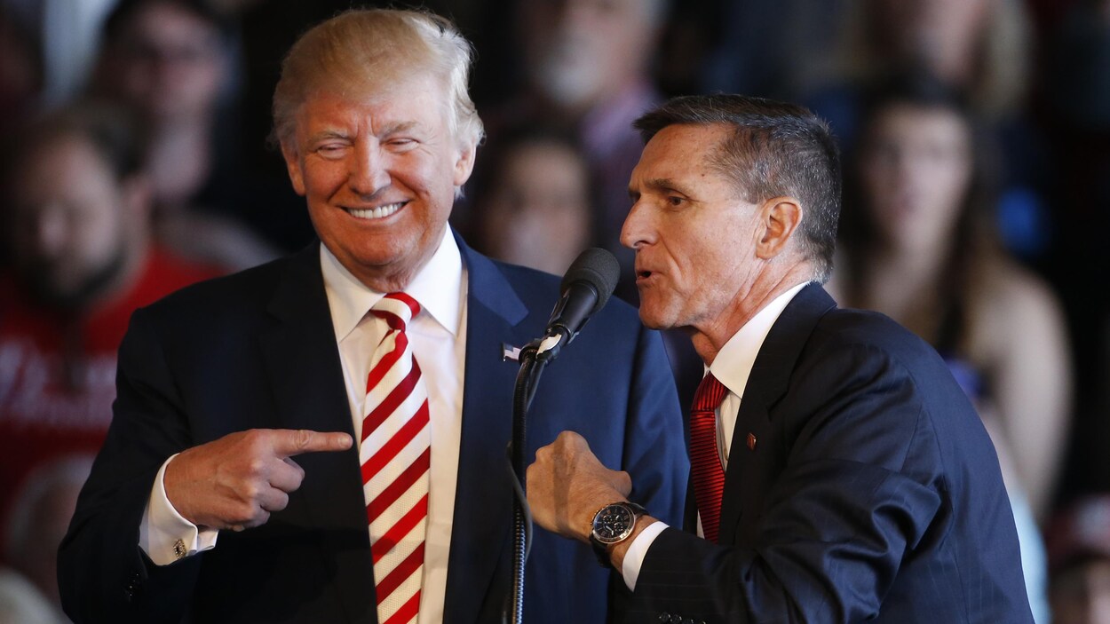 Photo prise le 18 octobre 2016 à Grand Junction, au Colorado. Donald Trump, alors candidat républicain à la présidence des États-Unis, fait des blagues avec l'ex-général Michael Flynn lors d'un rassemblement. Photo prise le 18 octobre 2016 à Grand Junction, au Colorado. Donald Trump, alors candidat républicain à la présidence des États-Unis, fait des blagues avec l'ex-général Michael Flynn lors d'un rassemblement.