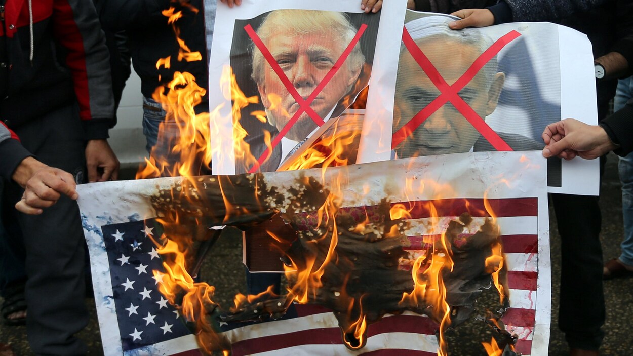 Des Palestiniens brûlent des affiches à l’effigie de Donald Trump et de Benyamin Nétanyahou. Des Palestiniens brûlent des affiches à l’effigie de Donald Trump et de Benyamin Nétanyahou.