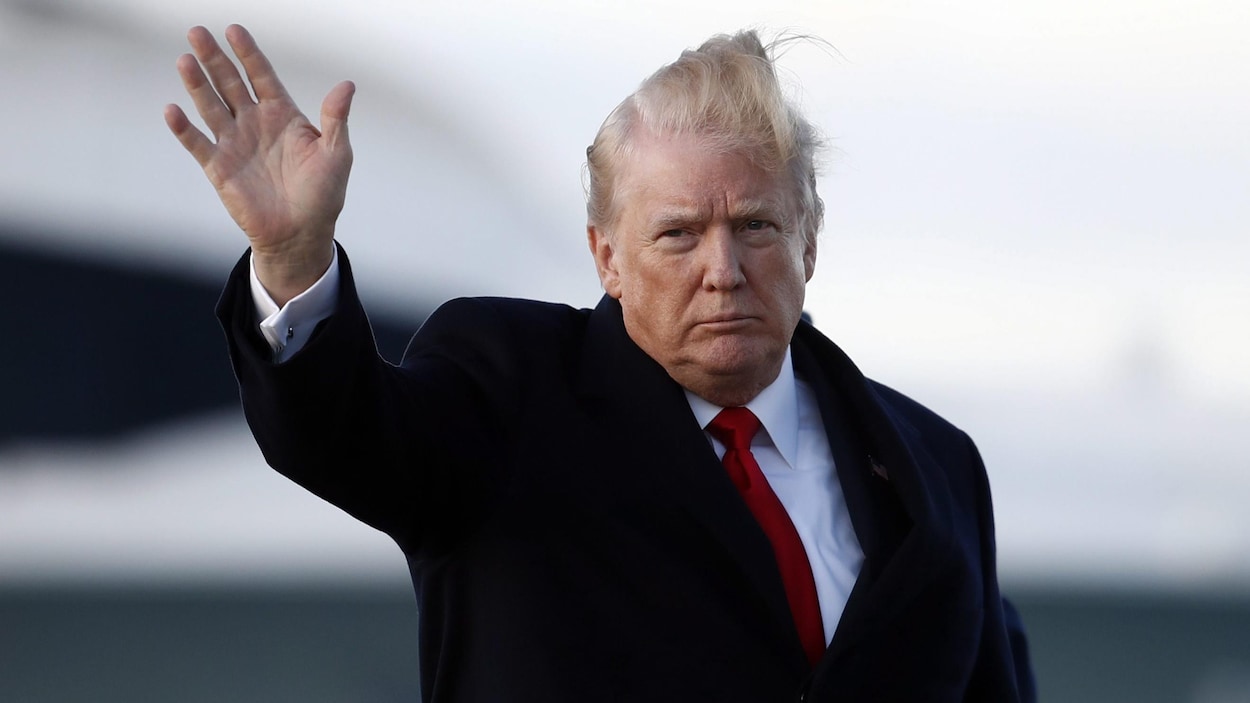 Le président américain, Donald Trump, qui envoi la main. Le président américain, Donald Trump, qui envoi la main.