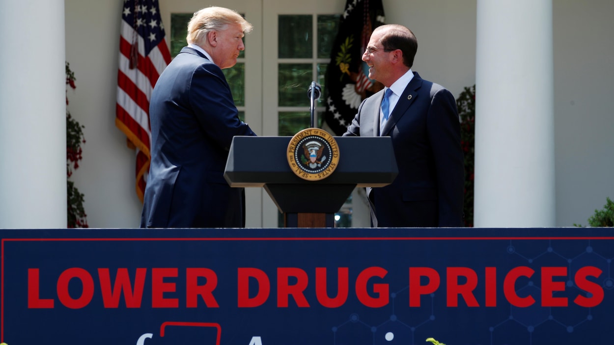 Le président américain Donald Trump serre la main de son secrétaire d'État à la Santé, Alex Azar.