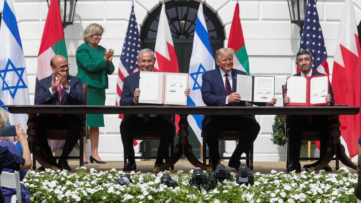 La signature de l'accord dans les jardins de la Maison-Blanche en présence du ministre des Affaires étrangères de Bahreïn, Abdullatif al Zayani, du premier ministre israélien, Benyamin Nétanyahou, du président américain, Donald Trump et du ministre des Affaires étrangères des Émirats arabes unis.